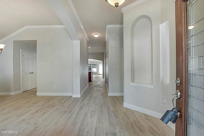 Building Photo - 42 N Spinning Wheel Cir