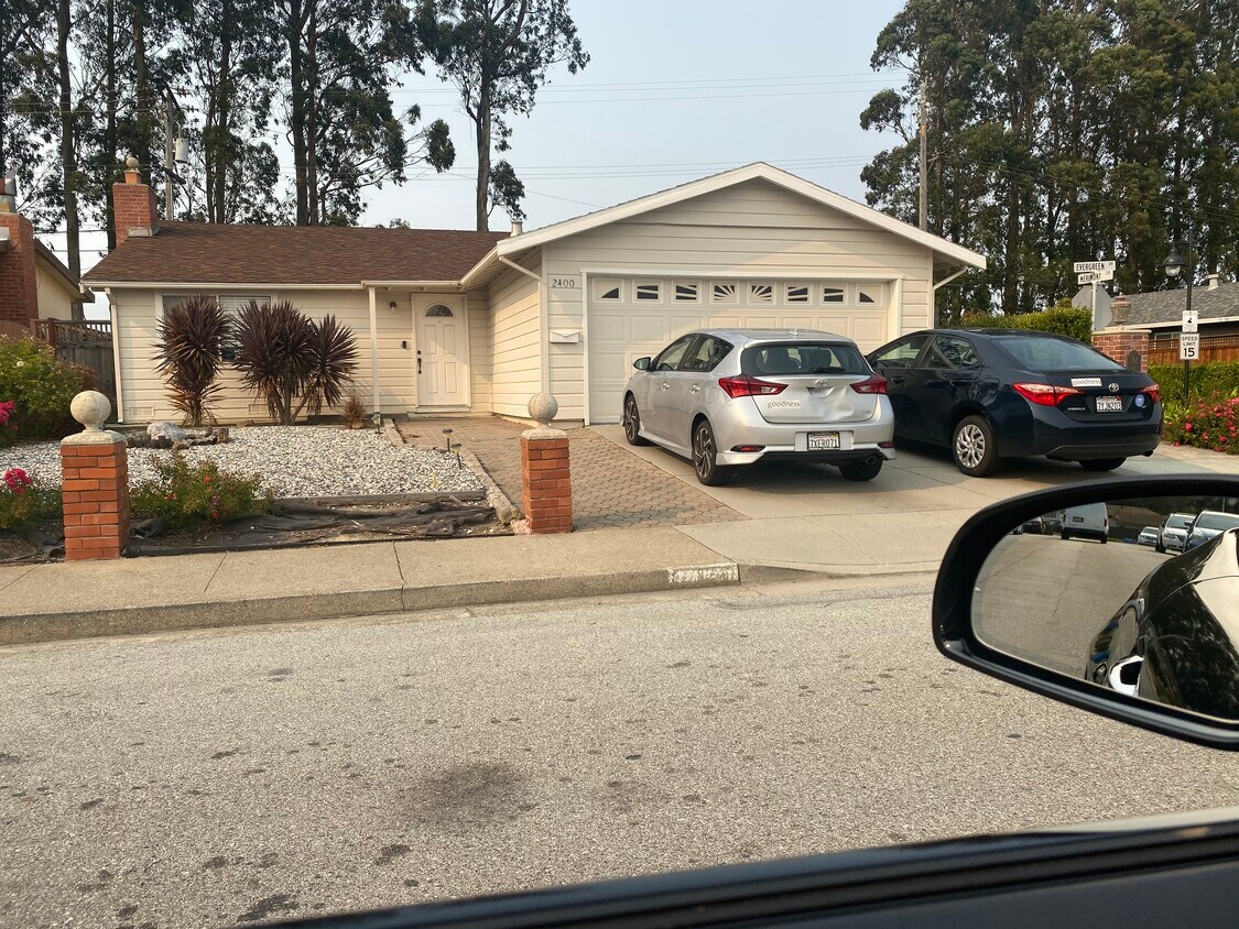 Foto del edificio - 2400 Evergreen Dr