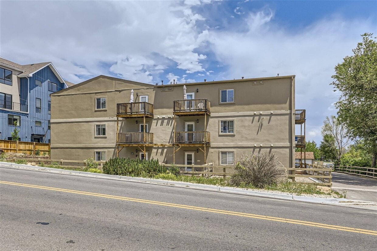 Top-floor, 2-bed 1-bath condo located near the highly desirable Old Town Arvada! - Top-floor, 2-bed 1-bath condo located near the highly desirable Old Town Arvada!