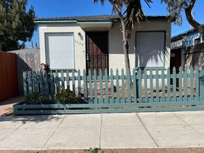 Building Photo - 5038-5040 Voltaire St