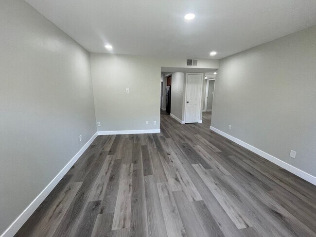 Building Photo - Spacious 3BD Remodeled Condo