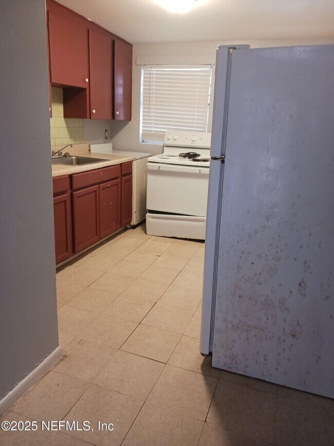 Foto del edificio - 1145 W 25th St