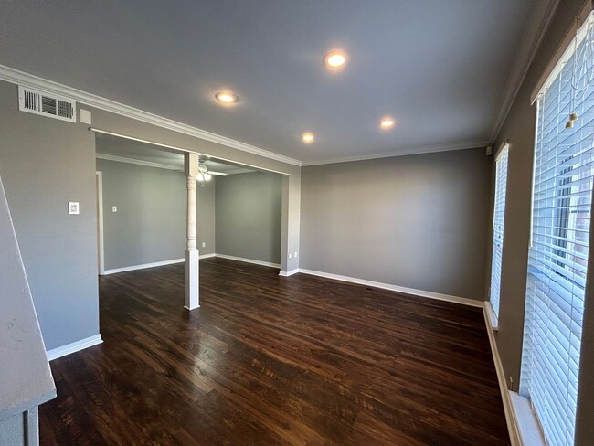 Building Photo - Modern 2-Bedroom Townhouse with Open Floor...