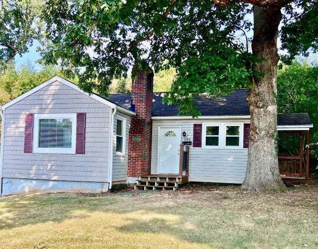 Building Photo - 506 Thomas Rd
