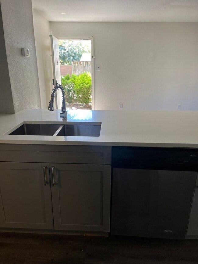 Foto del edificio - 2 Bedroom Townhome in Austin