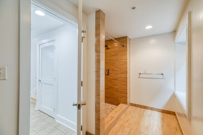 Building Photo - Northern Liberties Townhome with Parking