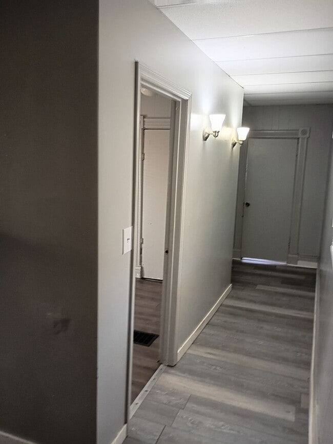 Building Photo - Nice 2 bed/1 bath, Central Air conditionin...