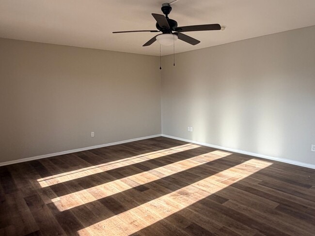 Building Photo - Upstairs 2/1 apartment with fresh paint and  updated flooring.