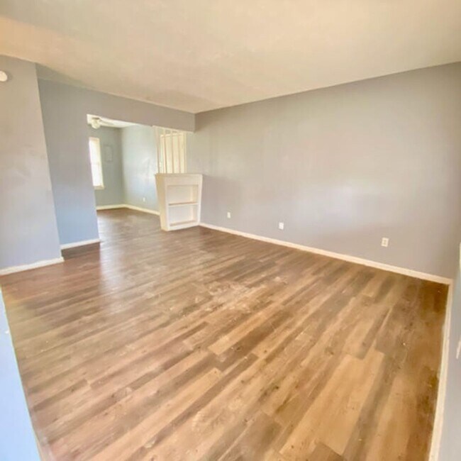 Foto del edificio - Handyman Special $0 First Month's Rent / “You fix, you SAVE BIG!!” Contact Mayshell for details: ...