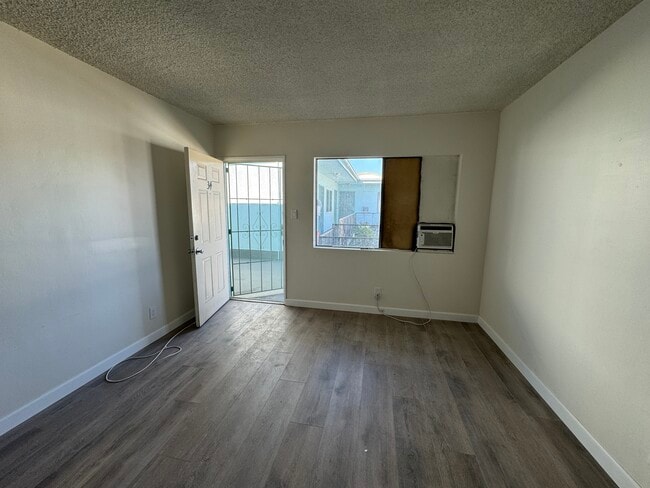 Building Photo - Emerald Apartments