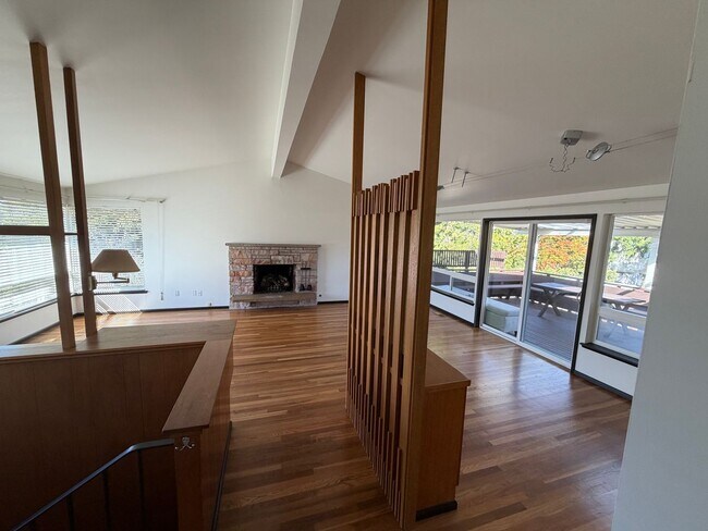 Foto del edificio - Top Floor Unit in Tastefully Updated Home!