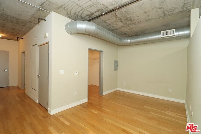 Building Photo - 645 W 9th St