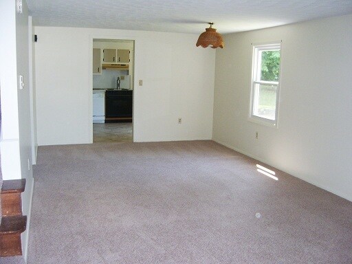 Building Photo - 104 Longmeadow Ln