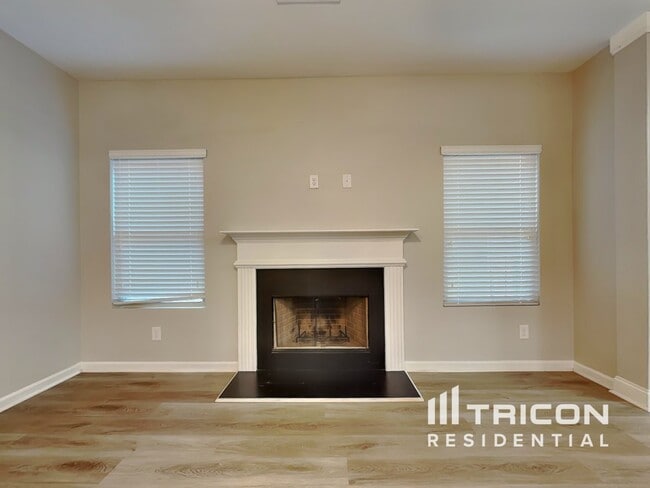 Building Photo - 452 Shady Glen