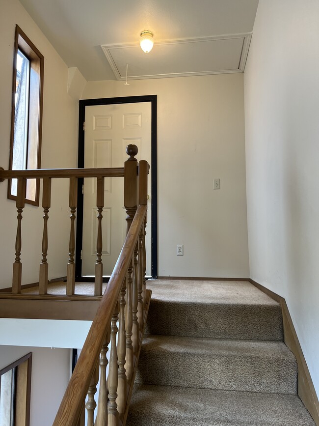 Escaleras en el interior - 165 1st Ave NW