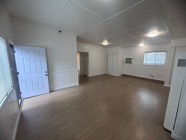 Building Photo - New Flooring & Paint!