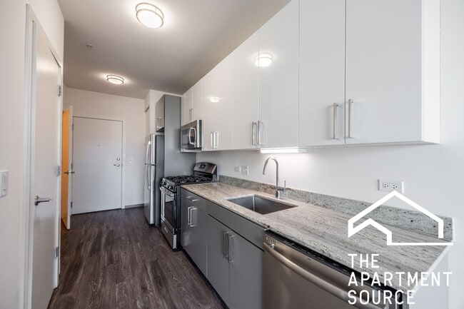 Building Photo - 2340 N California Ave