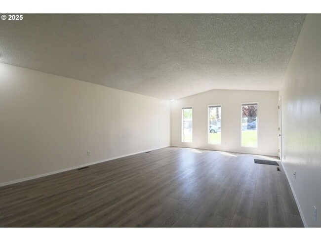 Building Photo - Charming 3 Bedroom Home