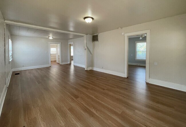 Building Photo - 2-Bedroom Bungalow