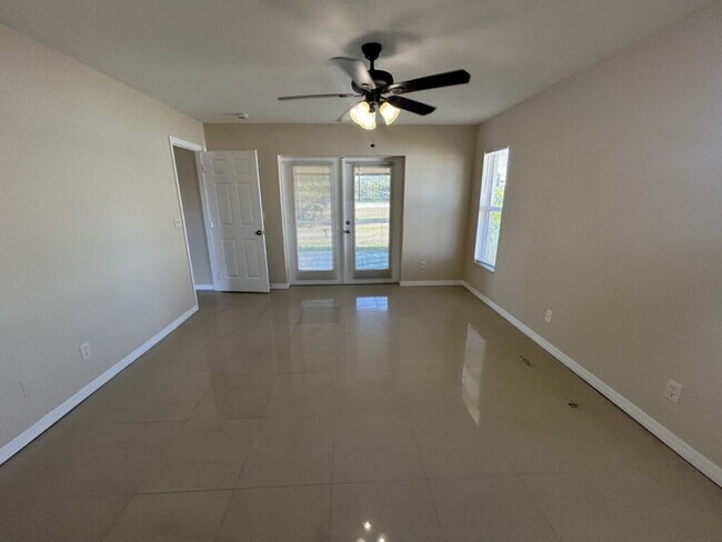 Foto del edificio - Freshly painted interior and spacious  3/2  home