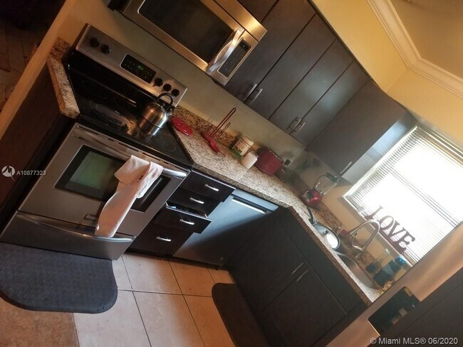 Building Photo - 2813 Alcazar Dr
