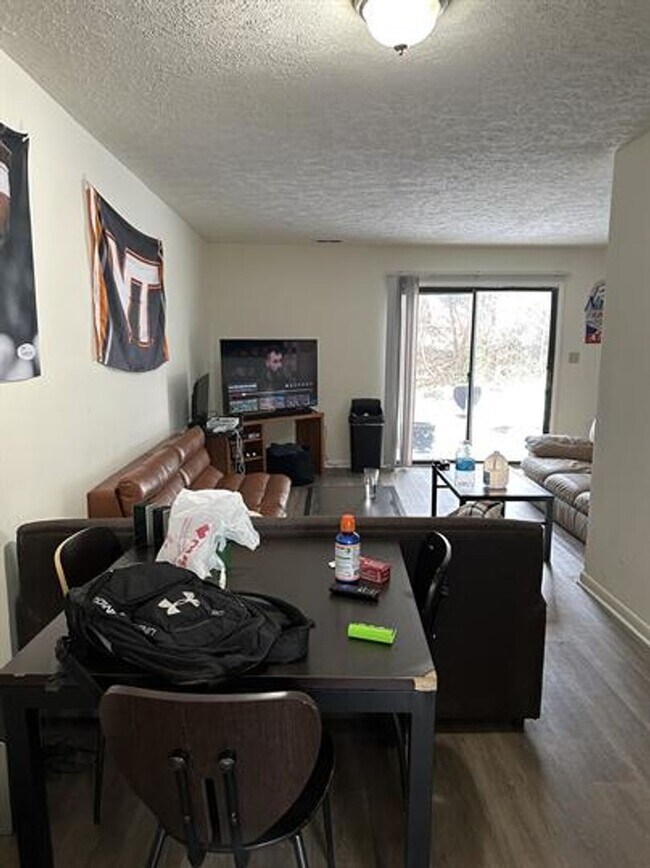 Foto del edificio - Spacious Townhome Near Campus