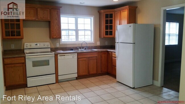Foto del edificio - 3 br, 2 bath House - 612 W 8th St.