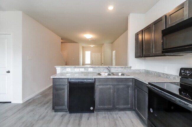 Foto del edificio - 7429 Skylight Dr