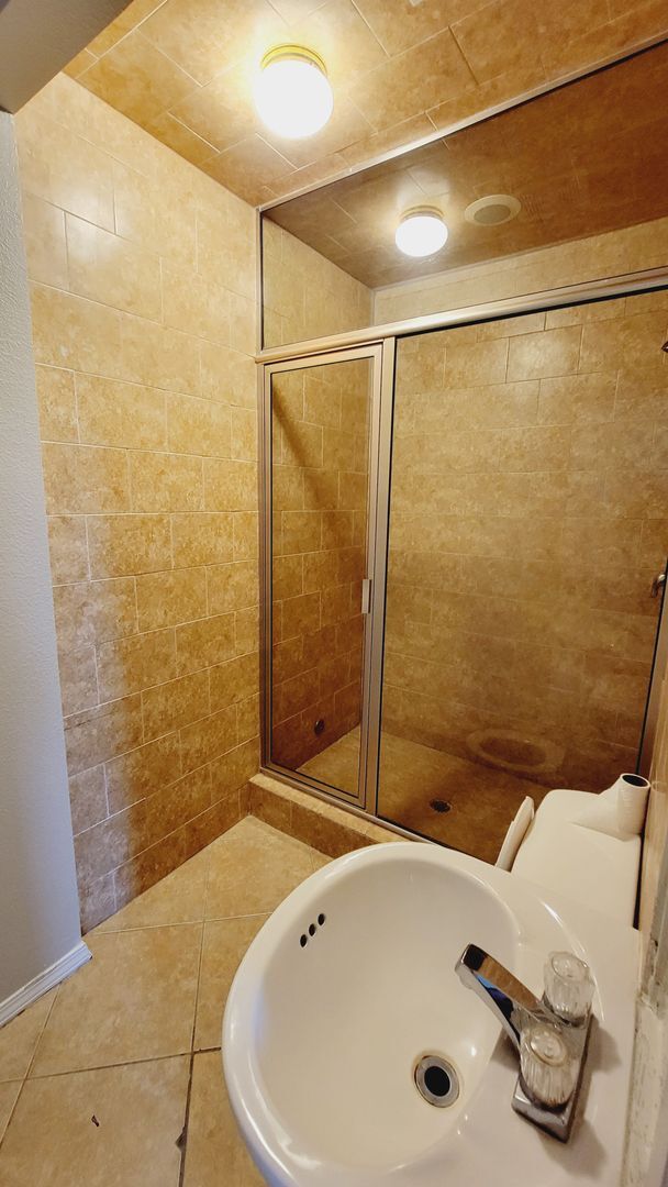 Foto del edificio - Recently painted 4 bedroom, 3 bath home in...