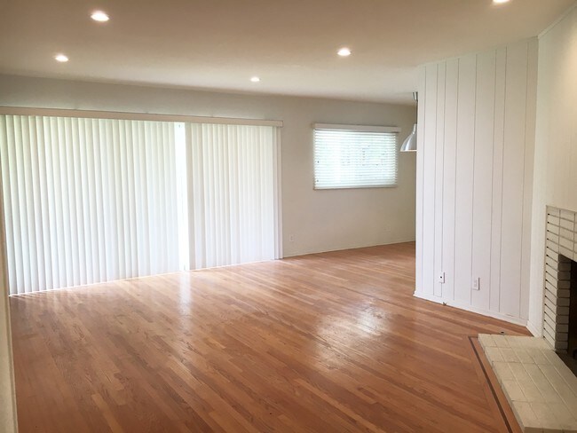 Building Photo - 5748 Vesper Ave