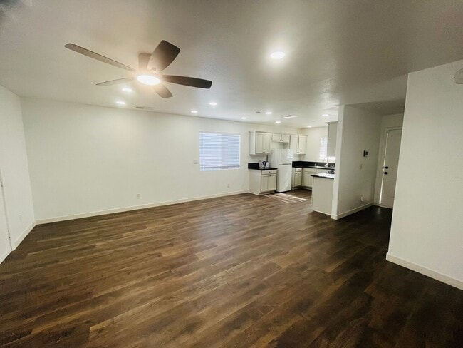 Building Photo - 3 Bedroom 2 Bathroom Home!