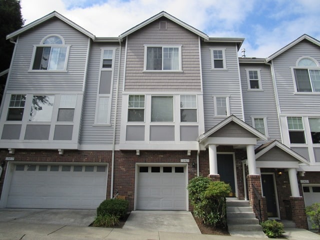 Building Photo - Rare Opening! Townhouse in Excellent Woodi...