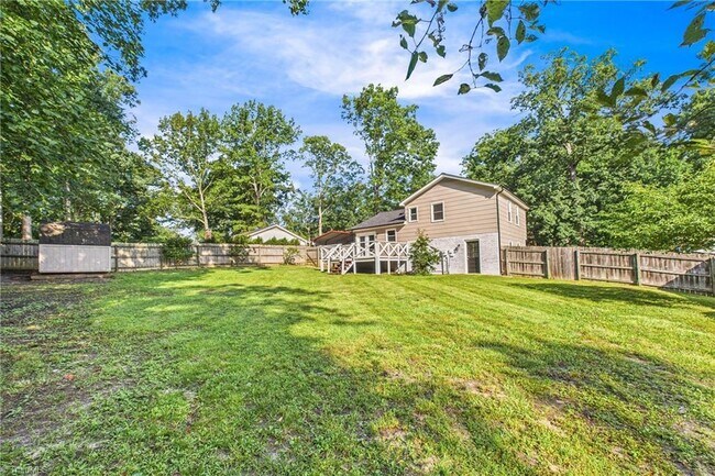 Foto del edificio - 4709 Chaucer Dr