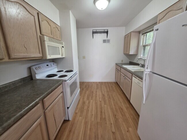 Foto del edificio - 2 Bedroom, 1 Bathroom West Hill Home with Fenced Yard, Garage, & Bonus Living Space