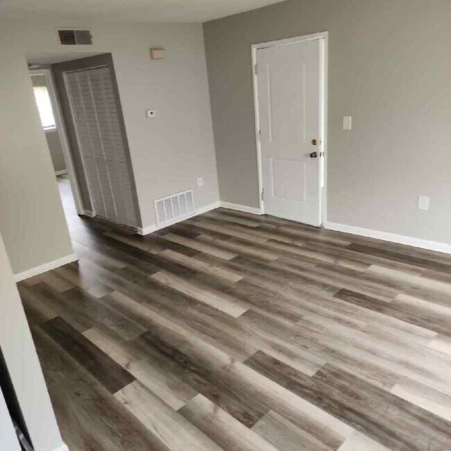 Building Photo - 4901 Saddlebrook Ln