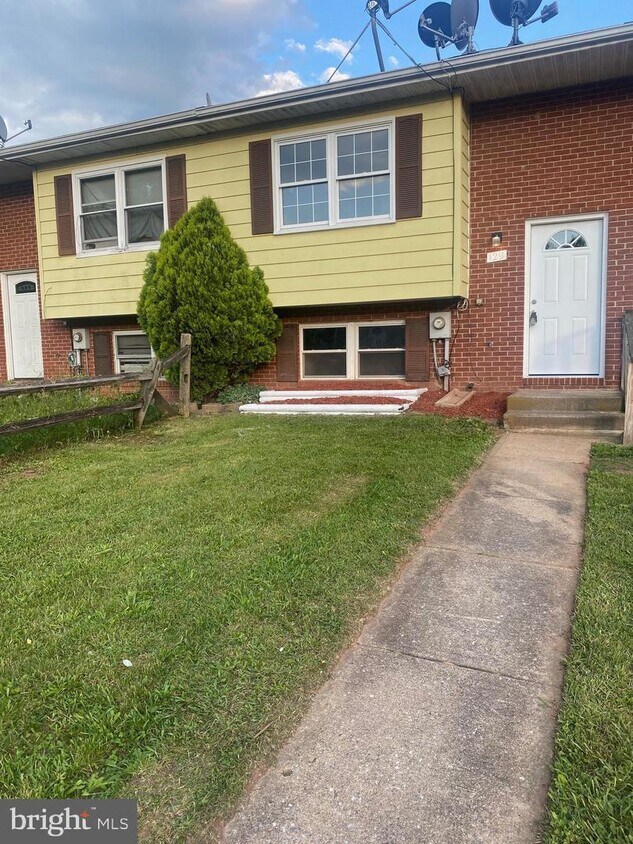 Primary Photo - 129 Carnival Dr