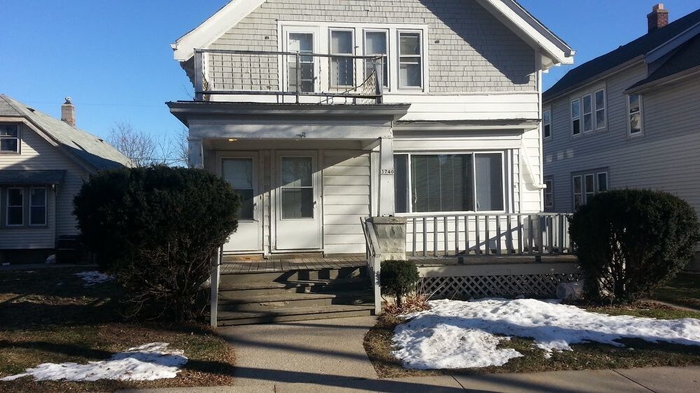 Primary Photo - 3742 N. 11th Street - Great 2 Bedroom Upper
