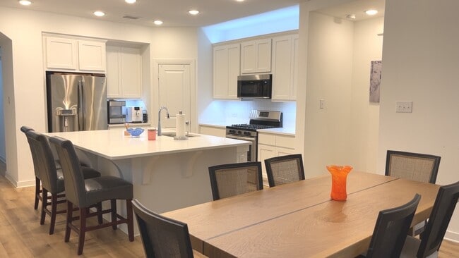 Building Photo - 3952 Oak Creek Cir