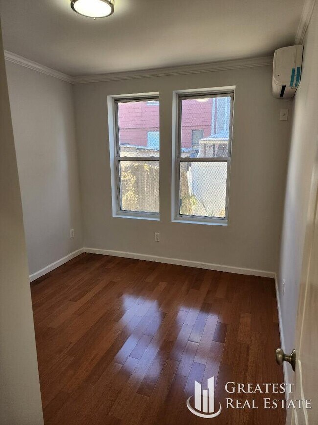Foto del edificio - 3 bedroom in SOUTH RICHMOND HILL NY 11419