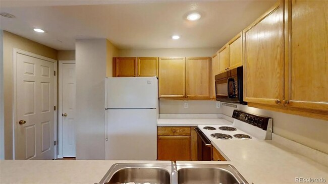 Building Photo - Two Bedroom Townhome Available For Rent in...