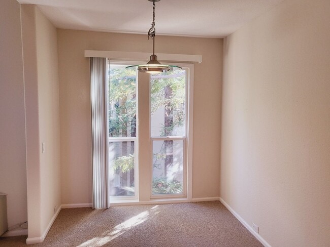 Building Photo - Top Floor Condo Unit with Private Balcony
