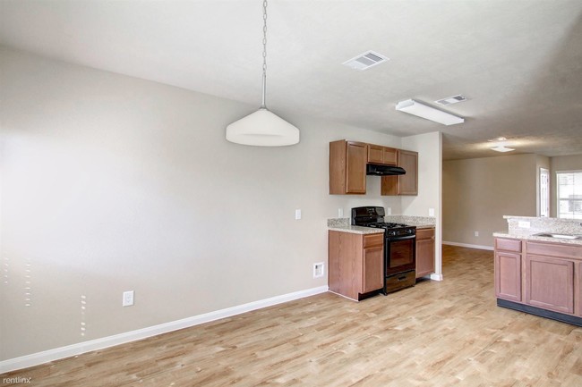 Building Photo - 822 Robillard Ln