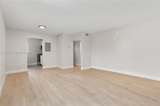 Building Photo - 1101 NE 80th St