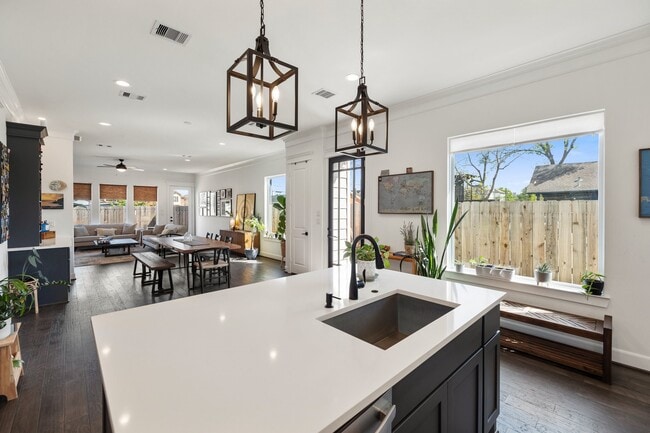 Building Photo - 817 W 19th St