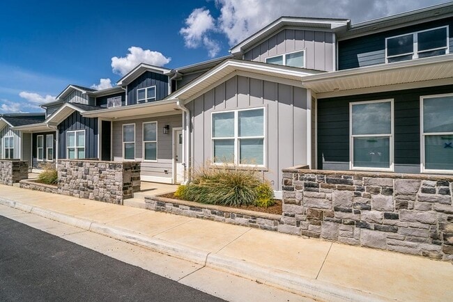 Building Photo - 1524 Crownpoint Dr