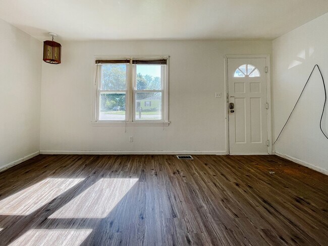 Foto del edificio - 2 Bedroom Home, Fenced in Backyard + Garage! Available soon!