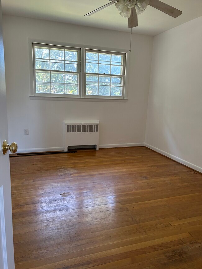 Building Photo - 1008 View St