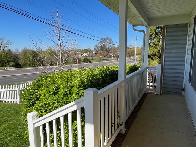 Building Photo - Charming Townhouse Rental with 2 Beds, 1.5...