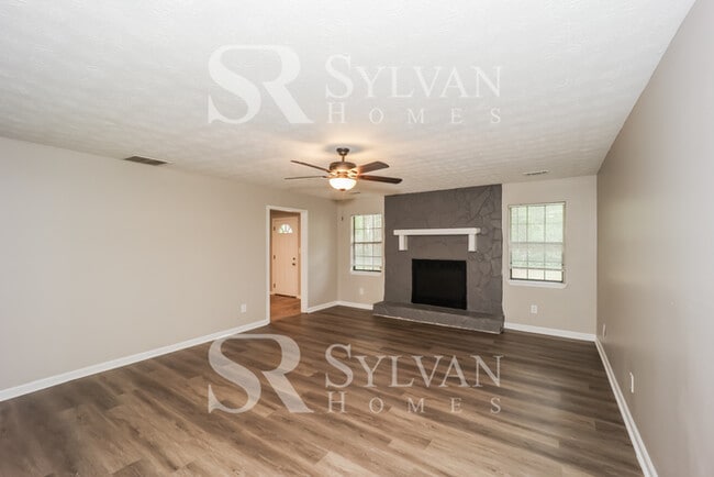 Building Photo - Lease today! No extra charge for contentme...