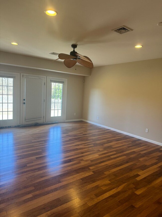 Building Photo - BEAUTIFUL TOWNHOUSE, GREAT LOCATION